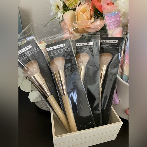 🆕🪷 LARGE LOT OF MAKE-UP BRUSHES. BRAND NEW FACTORY SEALED. - Picture 2 of 7